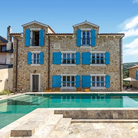 Hébergement de vacances In With Outdoor Swimming Pool Mundanije