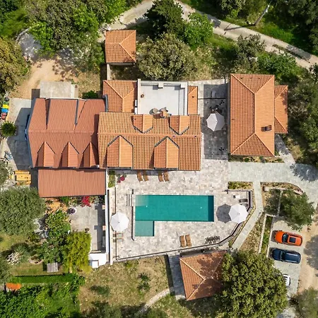 In With Outdoor Swimming Pool Mundanije